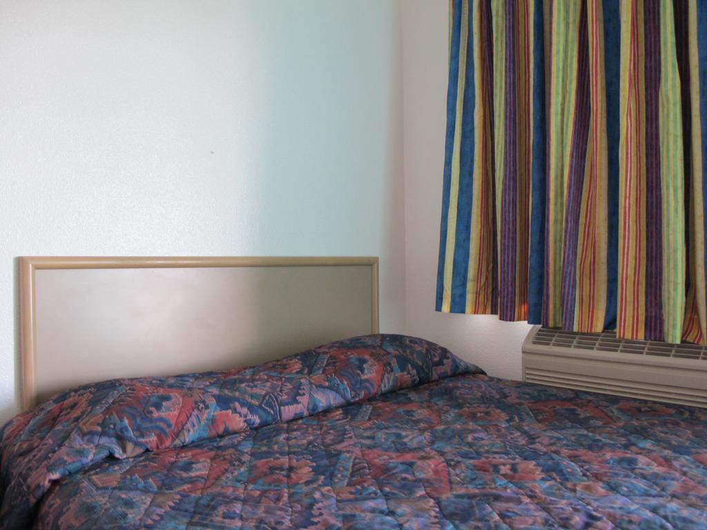 Economy Inn Ontario Oda fotoğraf